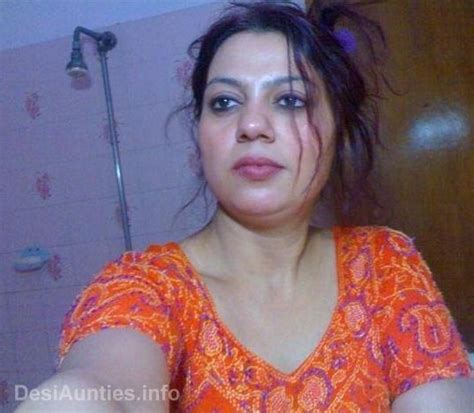 Asian Star Pictures Desi Hot Pakistani Aunties Picture At Bathroom