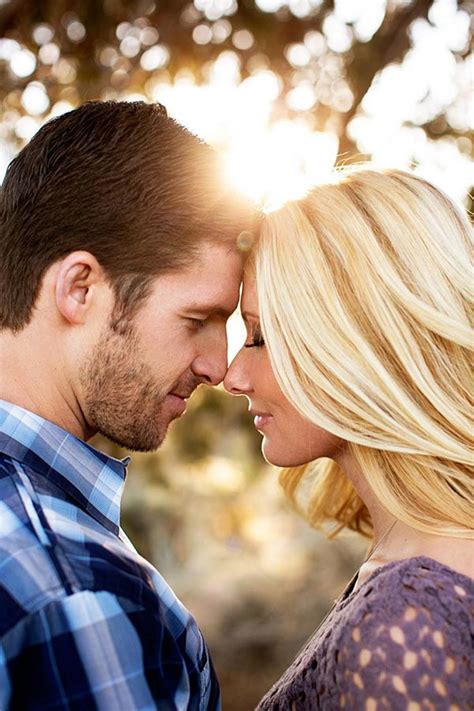 15 Adorable Couple Poses To Inspire Your Engagement Photo Shoot