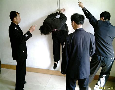 Les gardes de la prison pour femmes du Liaoning poussent les détenues à