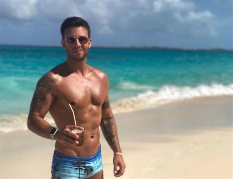 Ricardo Novack Exibe Corpo Escultural Em Praia Paradis Aca