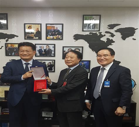 송영길(宋永吉, 1963년 3월 21일 ~ )은 대한민국의 변호사 출신 정치인이다. 북방경제인연합회, 러시아 `북극항로개발 사업` 참여 - 매일경제