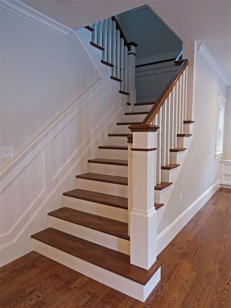 17 Inspiring Colonial Farmhouse Staircase To Be Considered
