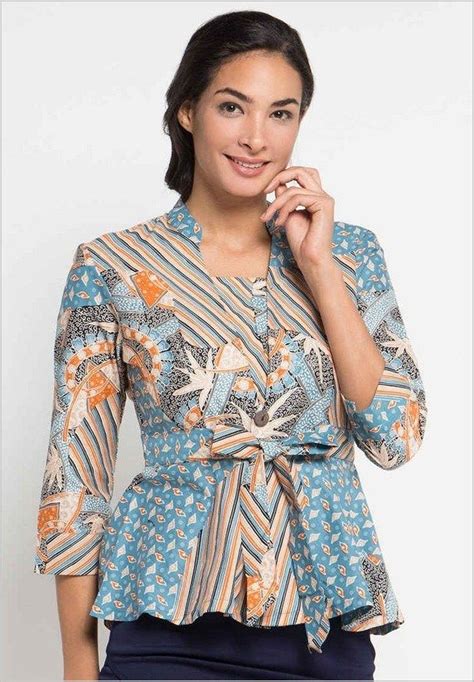 Beli baju tunangan online berkualitas dengan harga murah terbaru 2021 di tokopedia! Model Baju Batik Modern Yang Elegan Dan Pin by Fitri ...