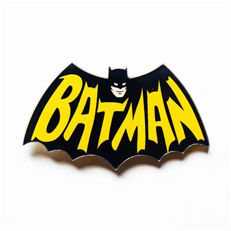 compre 1 unids batman pin insignia de dibujos animados acrílico insignias iconos en la mochila