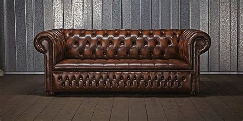 The chesterfield sofa is enjoying a major comeback. La légende du canapé Chesterfield | Terre Meuble