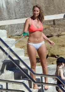 Beau Ryan S Wife Kara Flaunts Her Curves In Mismatched Bikini Daily Mail Online