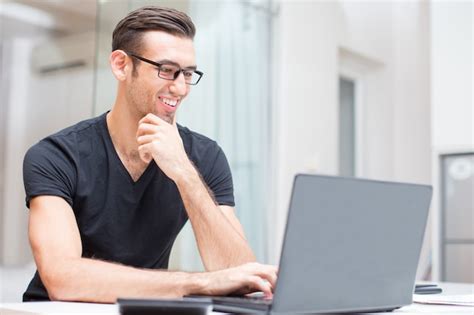 Feliz Joven Apuesto Hombre Trabajando En La Computadora Portátil