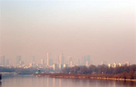 Portmanteau/blend of smoke +‎ fog. Smog nas zabija. Umiera coraz więcej osób - Polityka.pl