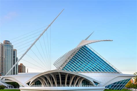 Milwaukee museum of art can trace its roots all the way back to 1888 as the city's first art gallery, yet its striking modern façade is one of the museum's most compelling exhibits. Art Comes to Life for Groups at the Milwaukee Art Museum