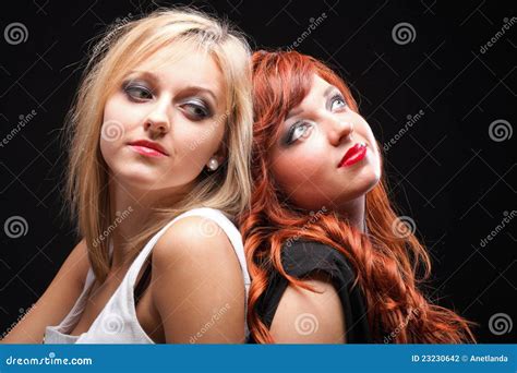 Twee Gelukkige Jonge Meisjes Zwarte Achtergrond Stock Foto Image Of