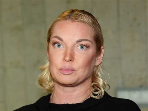 Да потому что сегодня одна из самых. Голая Волочкова с банным веником показала шпагат на снегу ...