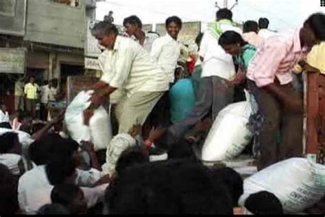 Fertiliser Shortage Forces Andhra Farmers To Loot News18