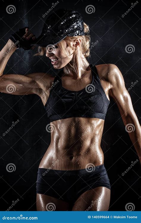 Mooie Atletische Vrouw In Glb Het Stellen Op Dark Stock Foto Image Of Sectie Zuigeling