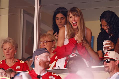 Taylor Swift Supports Travis Kelce At Chiefs Football Game Video Tvline