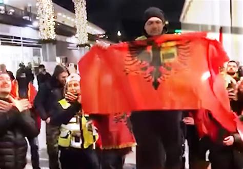 Policia në Köln të Gjermanisë bëjnë simbolin e shqiponjës dhe festojnë