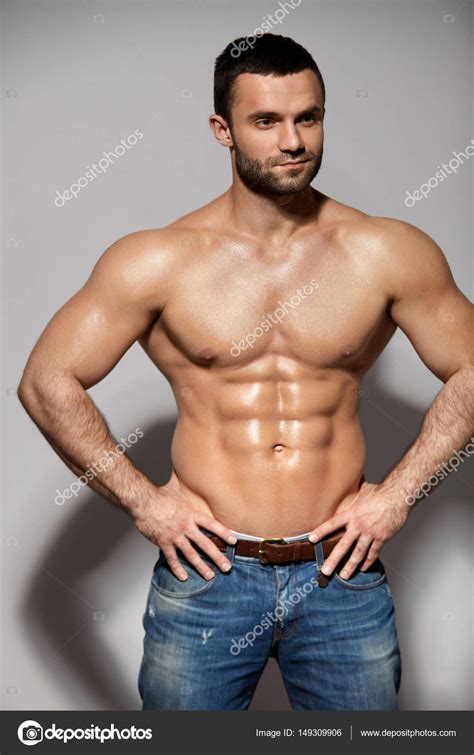 Guapo Sonriente Joven Hombre Con Sexy Ajuste Muscular Cuerpo En