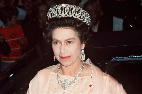 Queen elizabeth ii was born on april 21, 1926 in 17 bruton street, mayfair, london, england as elizabeth alexandra mary windsor (her royal highness princess elizabeth alexandra mary of york). Tarihi Sekillendiren Olaylar - Bolum 2 - Bir Küçük Adalar ...