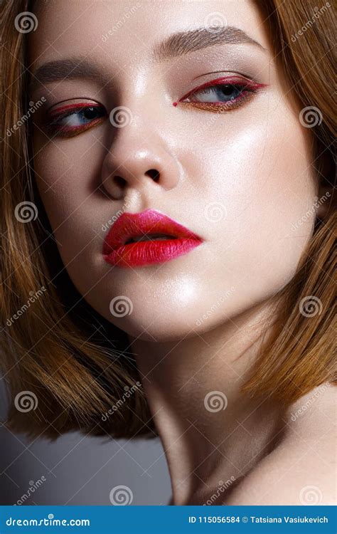jong meisje met rode lippen en rode pijlen voor ogen mooi model met make up naakte en glanzende