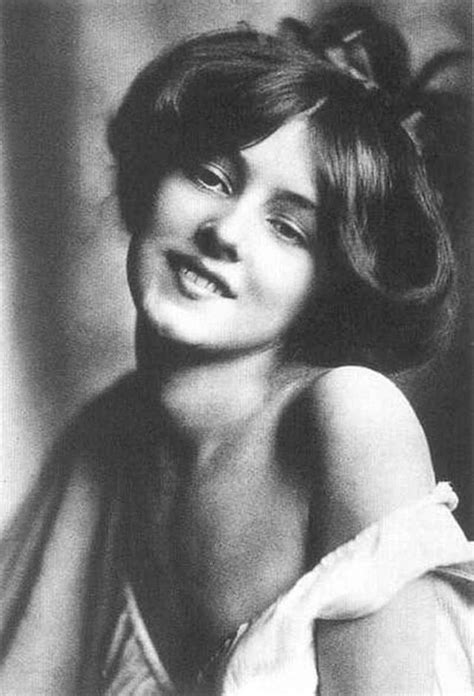 Extraordinary Portraits Of A Very Young Evelyn Nesbit Taken By Rudolf