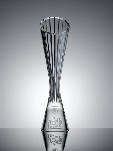 El trofeo del vencedor del tour de francia de 2018, ganado por el británico geraint thomas, fue robado en una exposición de un salón sobre ciclismo un trofeo es importante, pero evidentemente, lo que cuenta más son los magníficos recuerdos de este increíble verano, y eso nadie podrá nunca. Crystal trophy for the Tour de France