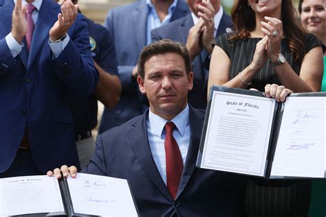 Desantis Firma Ley Para Que Escuelas De Florida Enseñen Males Del