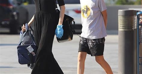 Angelina Jolie e a filha vão ao Pet Shop em Los Angeles