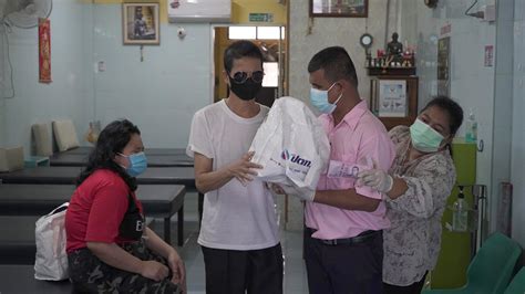 นายกสมาคมประชาคมคนตาบอดไทย มอบถุงยังชีพให้คนตาบอดที่ได้รับผลกระทบจากพิษ ...