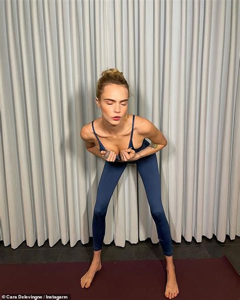 Cara Delevingne Shows Off Her Toned Figure In Blue Work Out Gear Daily Mail Online