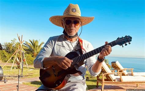 Not knowing which songs to pick. Jimmy Buffett Admits to Relearning Old Songs to Make ...