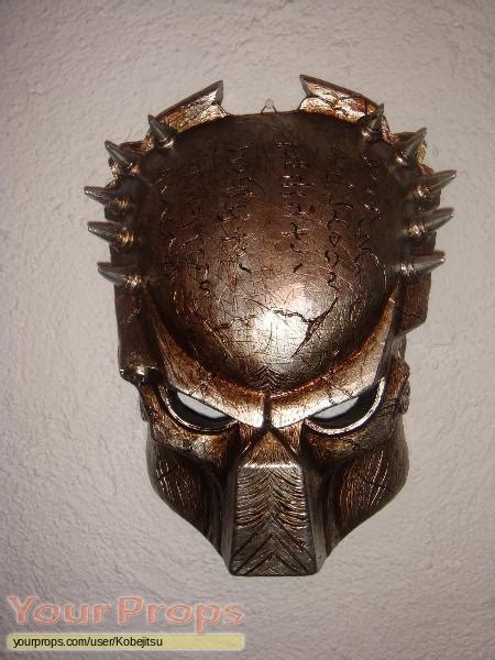 The unpainted oxyr predator mask will be delivered with dreadlocks, teeth and bristles seperately. Predator Mask of the Predator replica movie prop