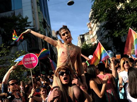Gay Pride In Der T Rkei Wasserwerfer Und Tr Nengas Gegen Homoparade