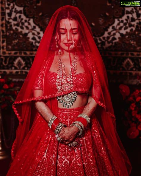 neha kakkar instagram rohanpreetsingh ‘s bride ♥️♥️😇 photography deepikasdeepclicks wearing