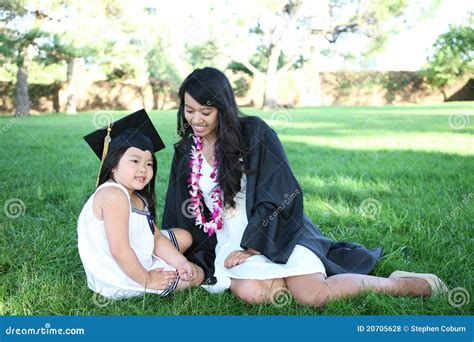 Madre E Hija Que Celebran La Graduación Fotos De Archivo Libres De