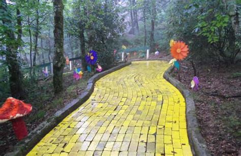 Land Of Oz Is The Creepy Abandoned Theme Park That Opens Once A Year