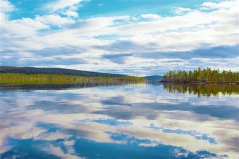 Djupfryst Lake Inari Inari Finland Arkivfoto Bild Av Himmel Vinter