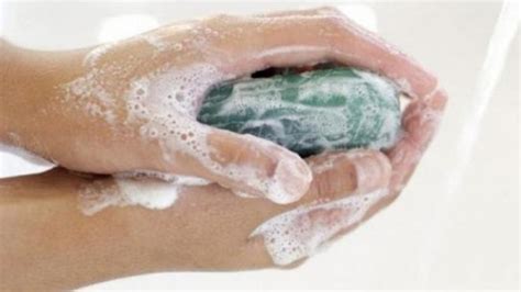 Dampak Buruk Mencuci Muka Dengan Sabun Mandi