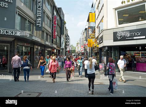 Shopping Street Cologne Germany Fotos Und Bildmaterial In Hoher