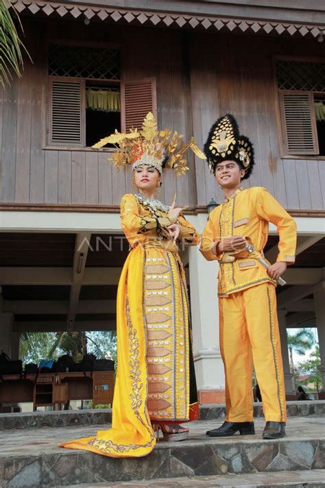 PROMOSI PAKAIAN ADAT GORONTALO ANTARA Foto