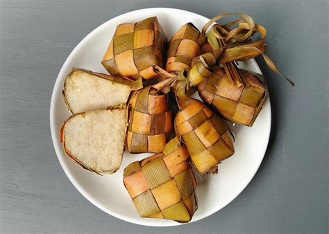Masukkan beras ke selongsong ketupat, masukkan selongsong ketupat yang sudah diisi beras tersebut ke dalam. 6 Cara Memasak Ketupat Agar Tidak Cepat Basi dan Tetap Lembut