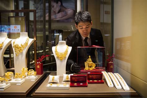 Chinas Biggest Jewelry Chain Chow Tai Fook Slows Expansion Bloomberg