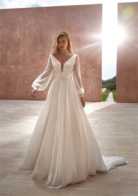 Pronovias 2024 Svelati I Primi Abiti Da Sposa Della Linea The Journey