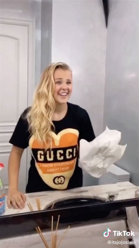 Jojo Siwa Lets Her Hair Down Without Her Signature Bow In Fun Video