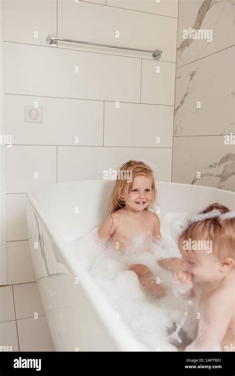 Hermano Pequeño Y Hermana Bañándose En Un Baño De Espuma Fotografía De Stock Alamy