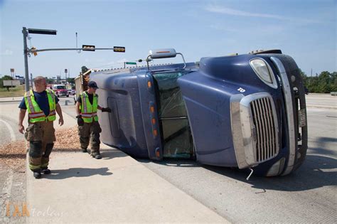 Semi-truck rollover accident blocks one lane of State Line at I-30 ...