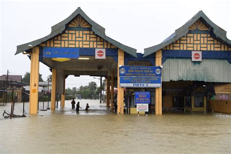 .bencana banjir disember 2014 di kelantan (an investigation of flood victims problems during flood disasters december 2014 in kelantan). Banjir makin buruk di Kelantan - kakiprek