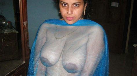 Horny Mallu Nude Tease Stripping Saree For Photos Photo 15
