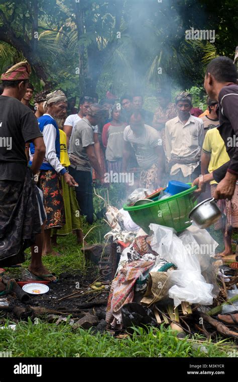 Village People Prepare Cremation Hi Res Stock Photography And Images