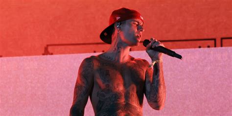 Justin Bieber Makes A Shirtless Surprise Appearance During Daniel Caesars Coachella