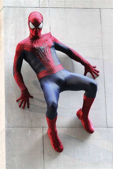 Fashion And Action Spider Mans New Costume Looks Amazing In Set Photos