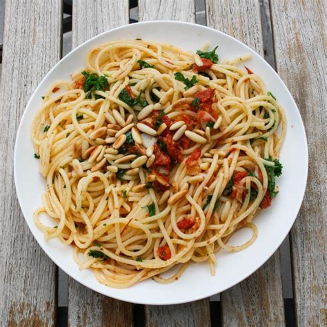 Aglio is garlic and olio is oil. Spaghetti aglio e olio - The Vegetarian Diaries